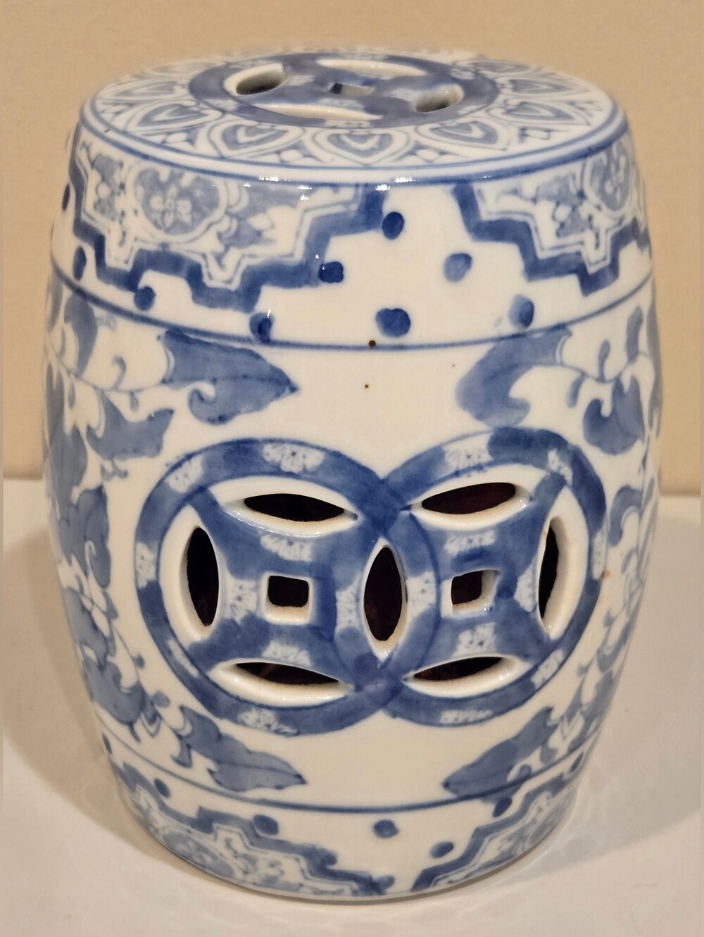 Rare Blue and White Porcelaine Chinoiserie Garden Stool - Classic Floral Motif